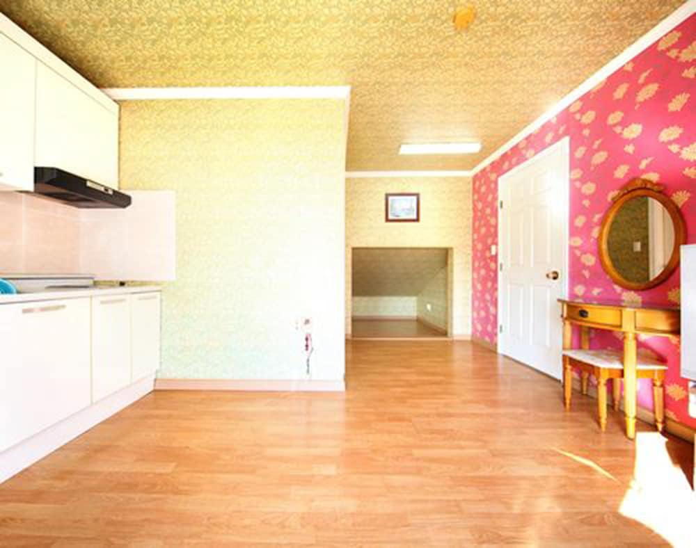 201 photo 3