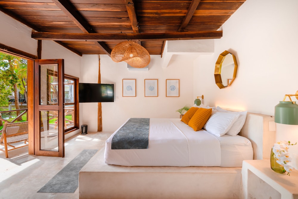 Deluxe Room, 1 King Bed, Balcony, Lagoon View