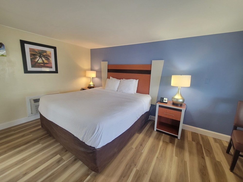 Room, 1 King Bed, Non Smoking - Photo 6