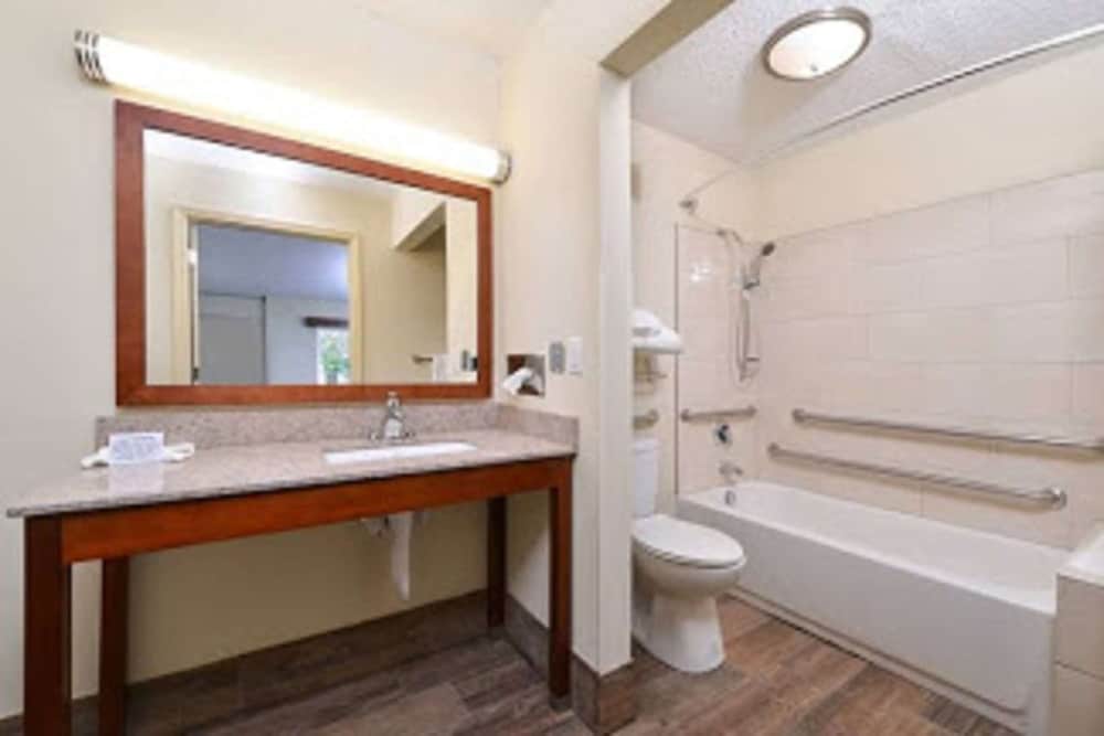 Standard Room, 1 Double Bed, Non Smoking, Refrigerator & Microwave - Photo 6