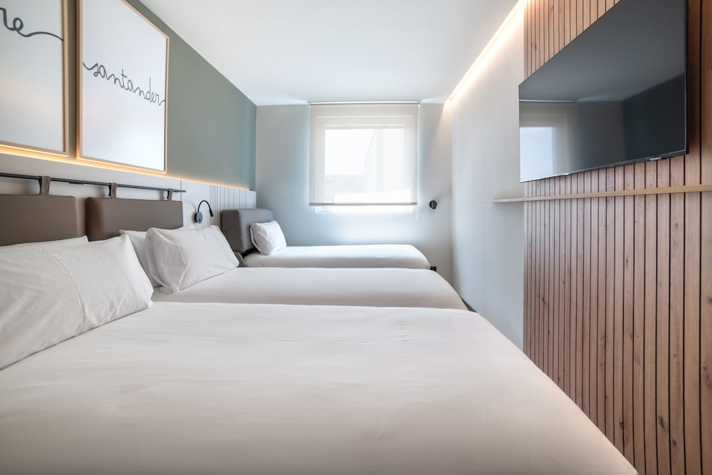 Standard Room, Multiple Beds - Photo 3