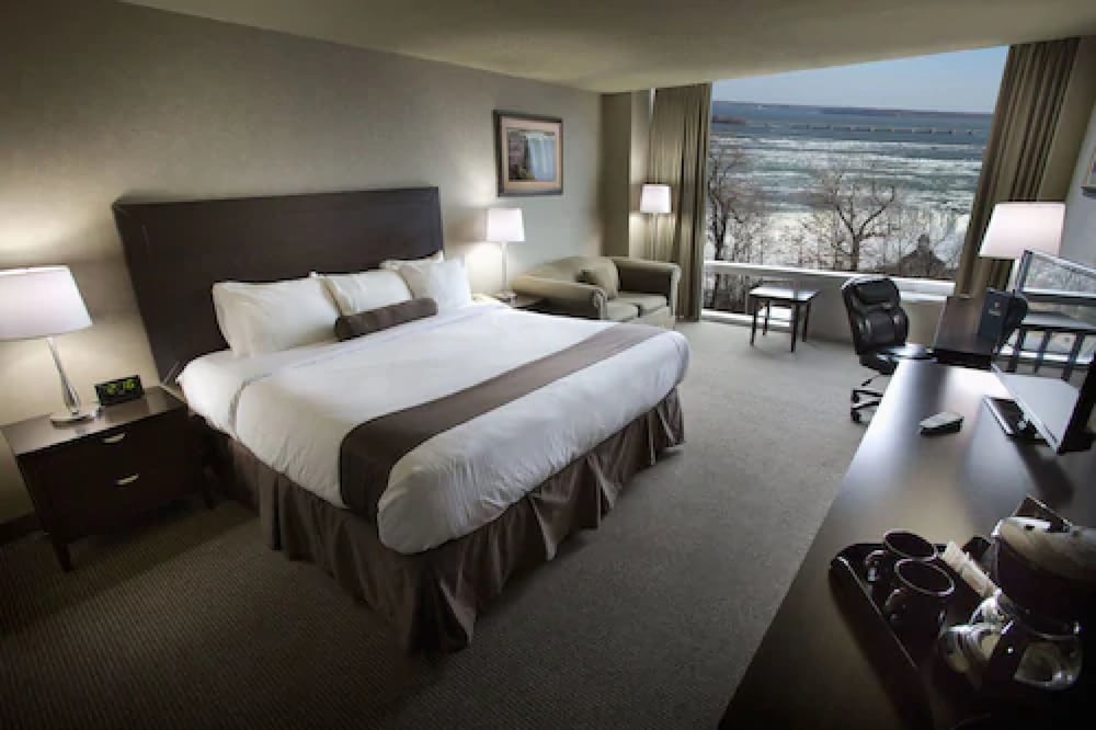 Tower Room Falls View One King Heart-Shaped Jacuzzi Room