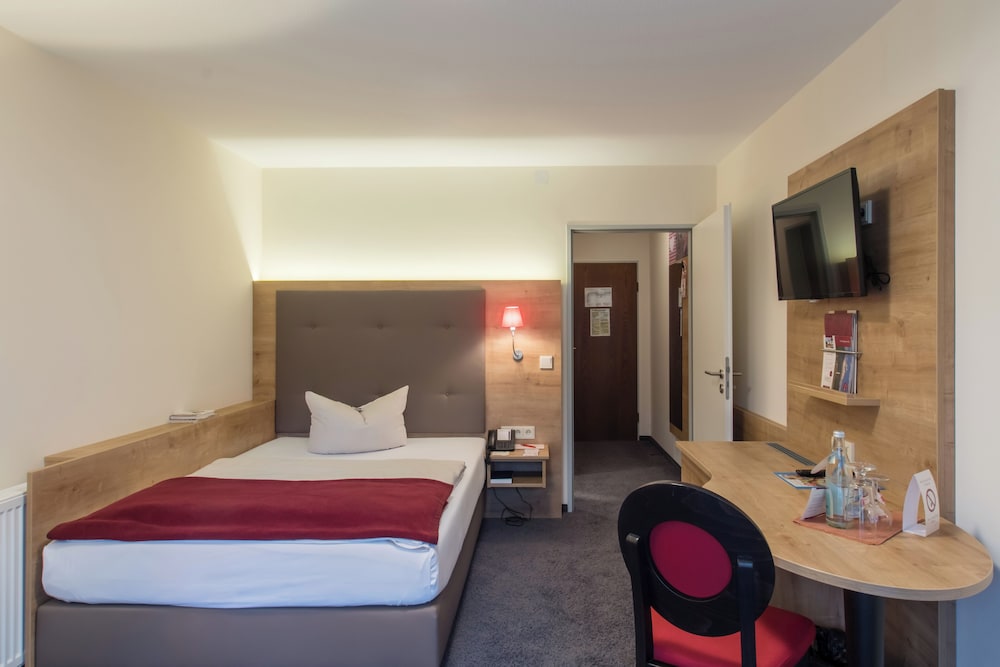 Premium Single Room, 1 Queen Bed photo 2