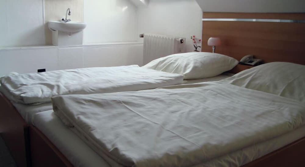 Basic Quadruple Room, 2 Bedrooms, Shared Bathroom photo 2