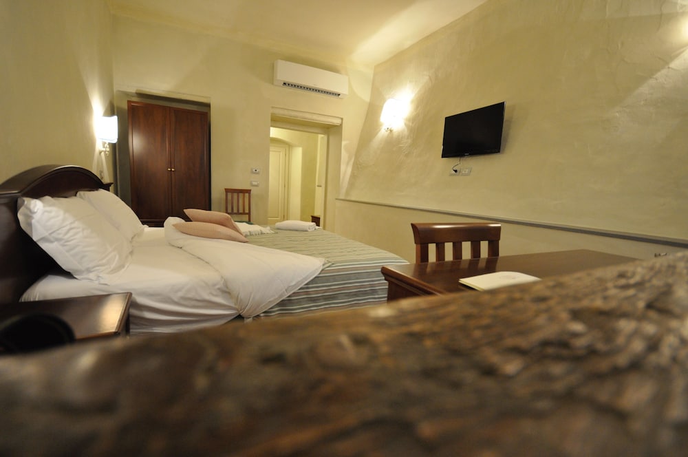 Economy Double or Twin Room, Pool Access photo 2