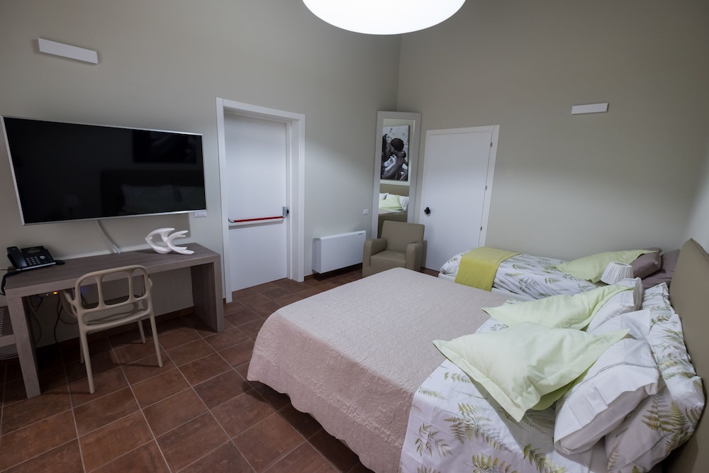 Deluxe Apartment, Pool Access, Garden View photo 3