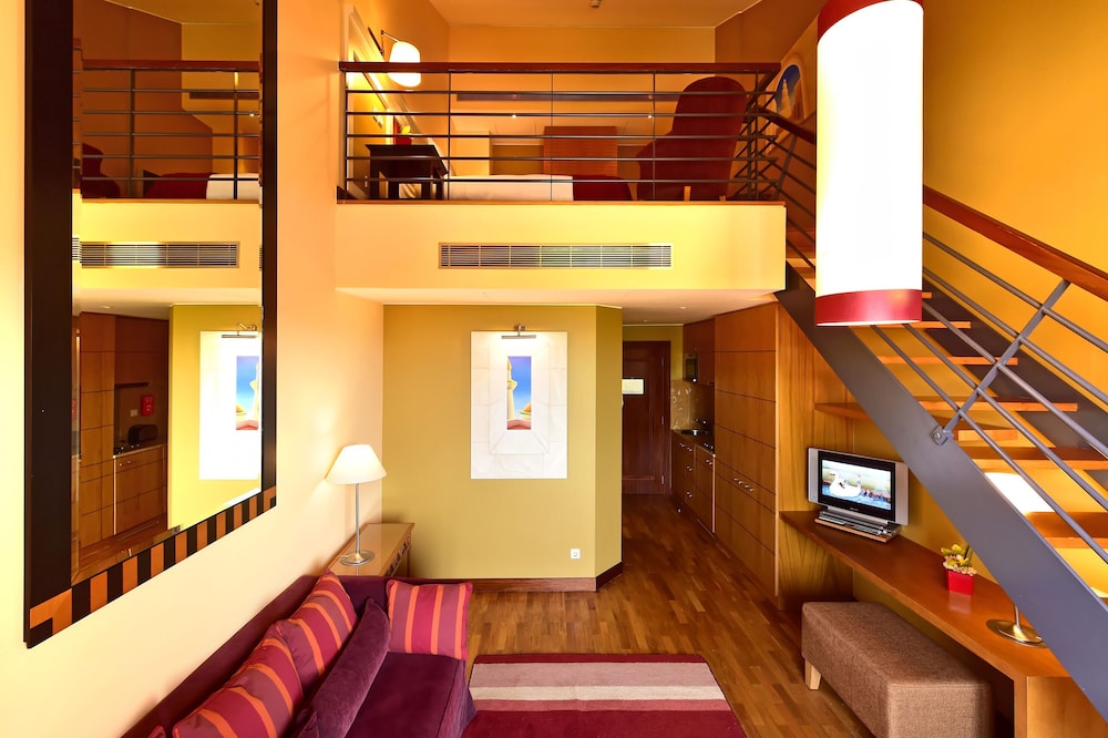 Family Room (Suite Mezzanine) - Photo 7