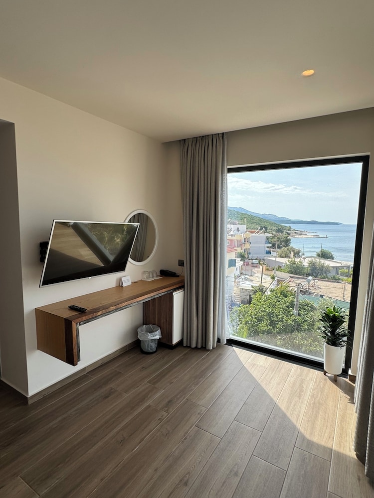 Deluxe Triple Room, Balcony, Sea View photo 2