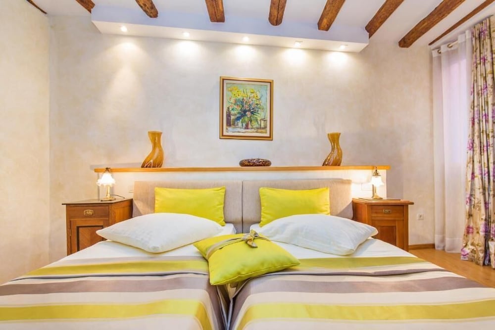 Double Room - Photo 5