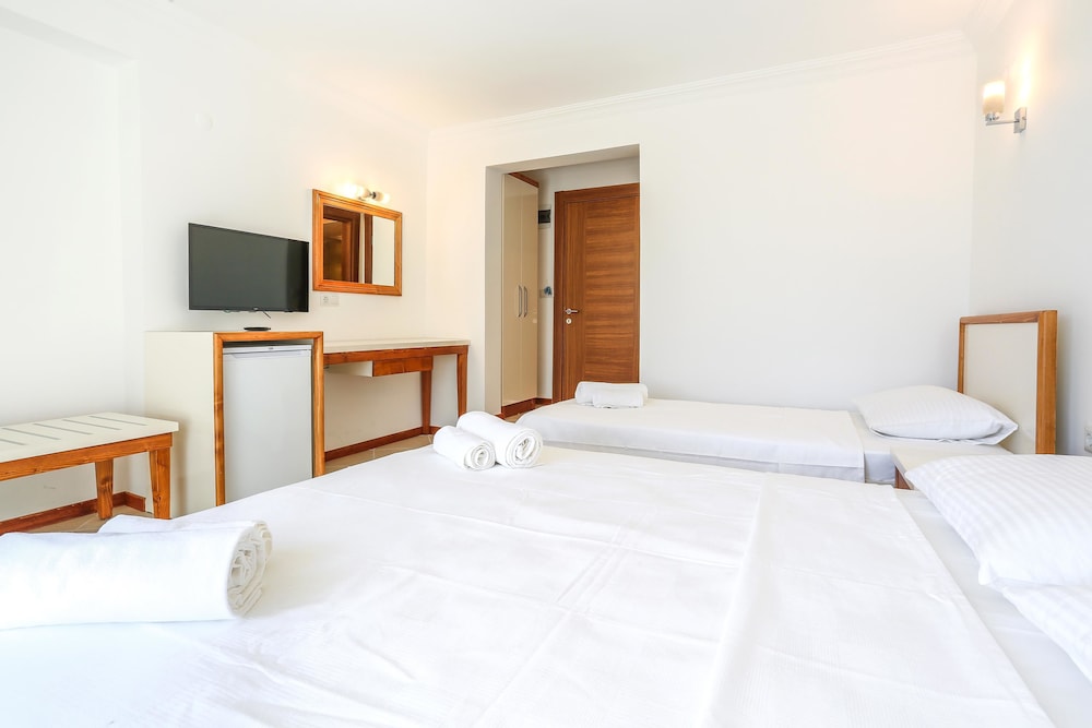 Standard Triple Room, Partial Sea View photo 2