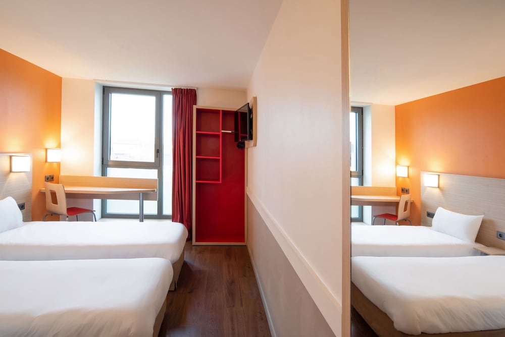 Standard Room, 2 Twin Beds photo 2