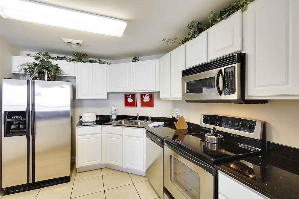 Condo, 2 Bedrooms, Balcony, Ocean View (801 W) photo 2