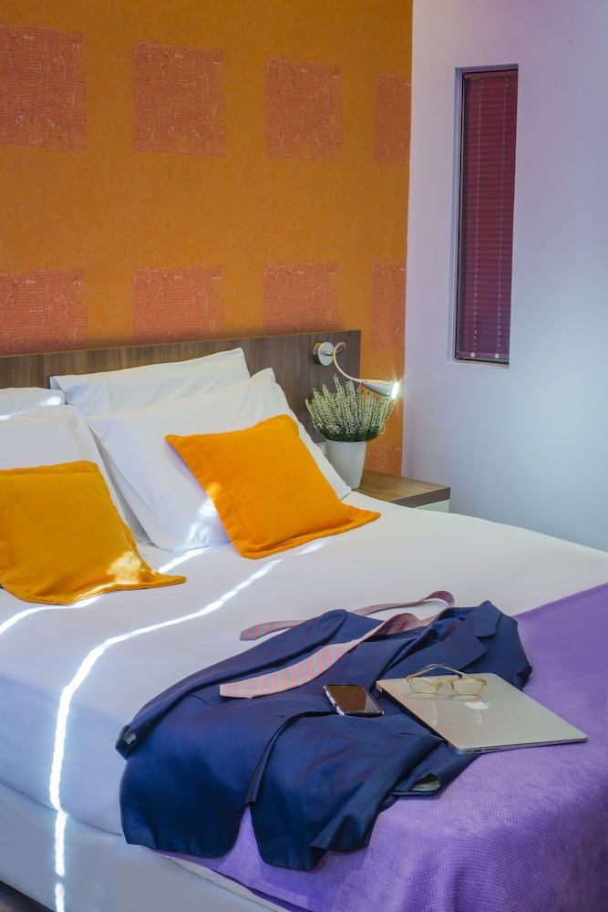 Premium Single Room thumbnail 5