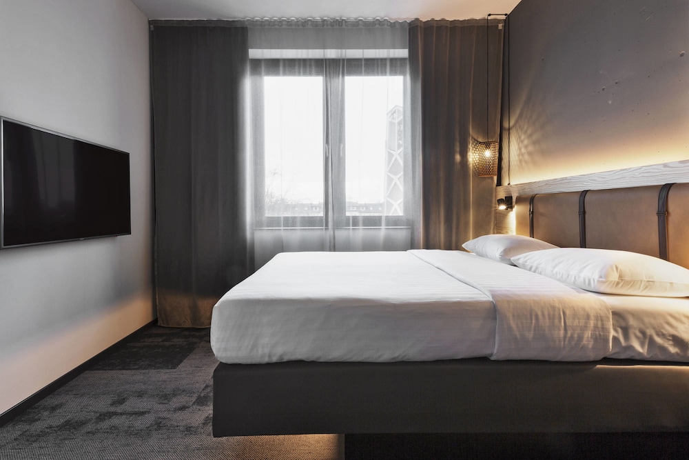 Room, 1 Queen Bed thumbnail 5