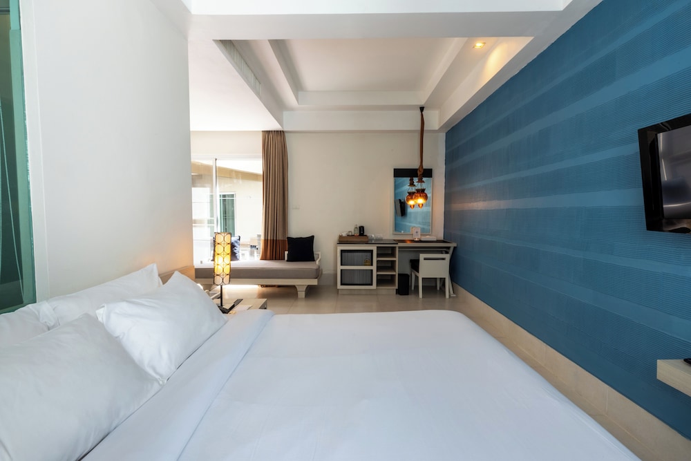 Pool Access Mini Suite Room - Photo 5