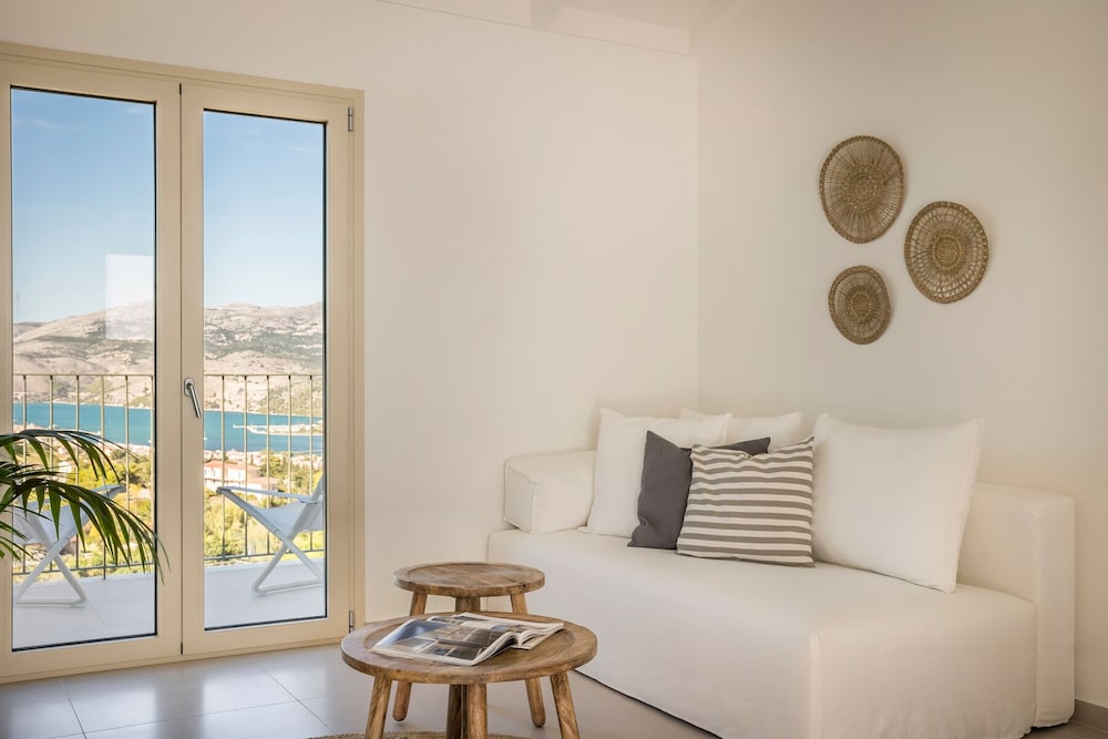 Panoramic Two-Bedroom Residence with Sea View photo 2