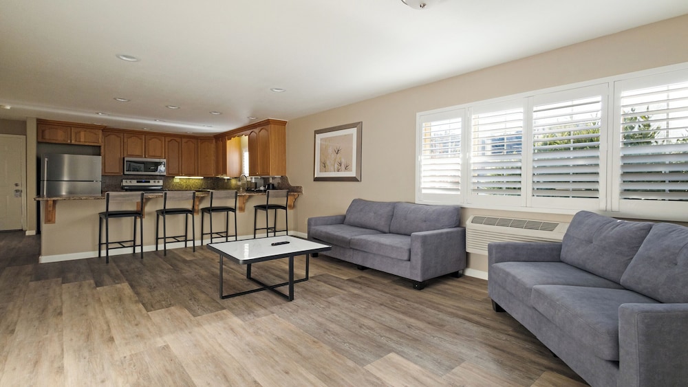 Executive Studio Suite, 1 King Bed, Non Smoking, Kitchen - Photo 1