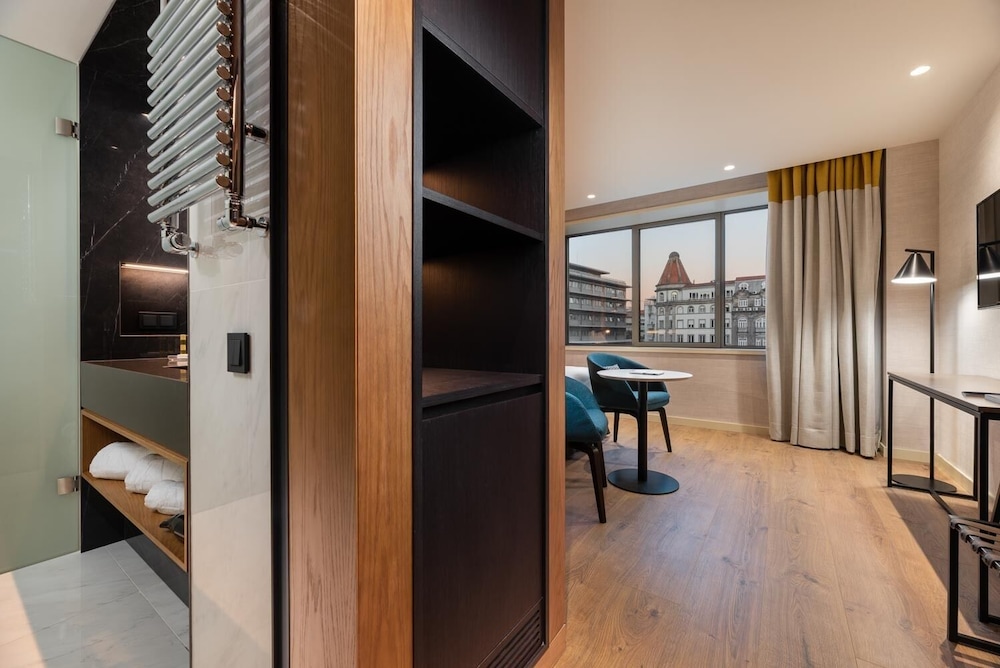Deluxe Double Room (View) - Photo 8