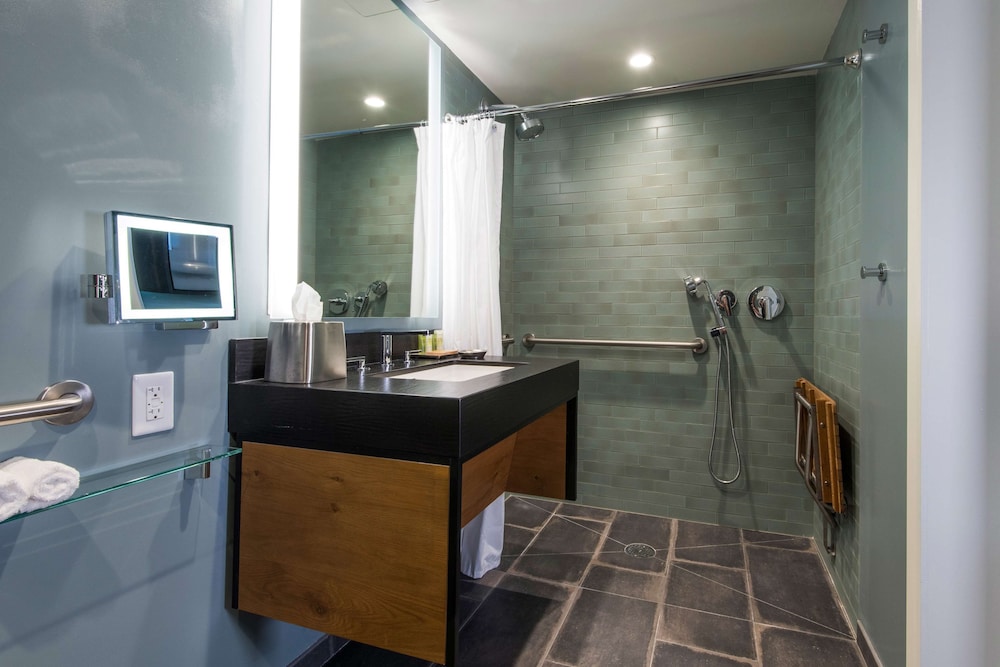 Junior Suite, 1 King Bed, Accessible, Ocean View (Roll-In Shower) thumbnail 5