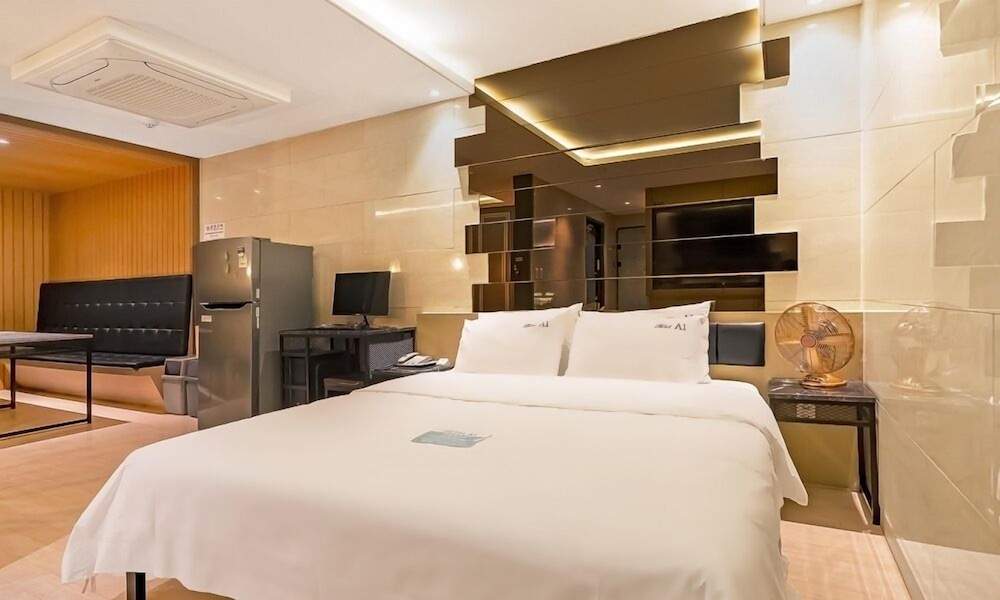 VIP Party Room - Photo 2