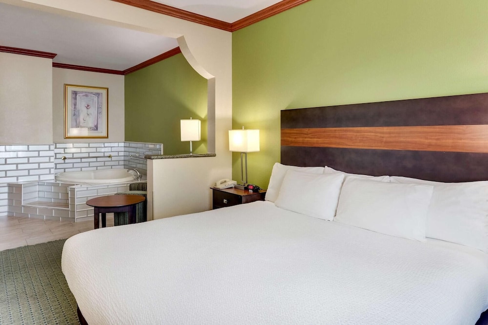 Romantic Suite, 1 King Bed, Non Smoking - Photo 1