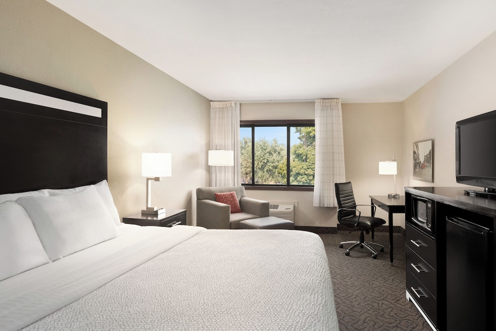 Suite, 1 King Bed with Sofa bed, Accessible, Non Smoking - Photo 3
