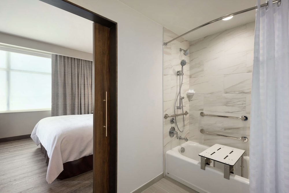 Suite, 1 King Bed, Accessible, Bathtub (2 Room) photo 2
