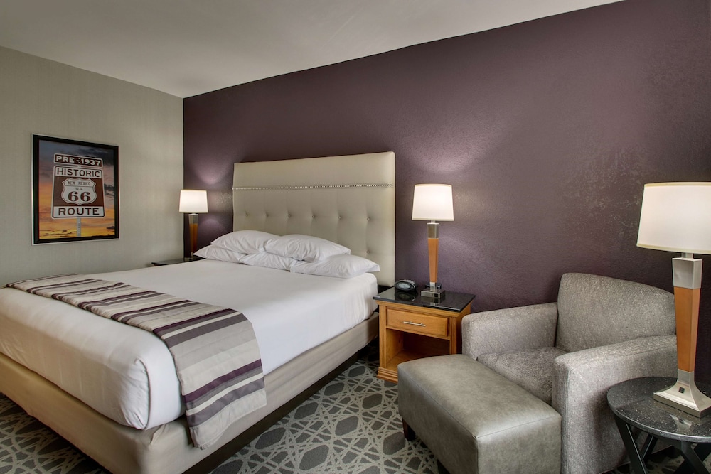 Deluxe Room, 1 King Bed, Refrigerator & Microwave (Upper Floor), photo 6