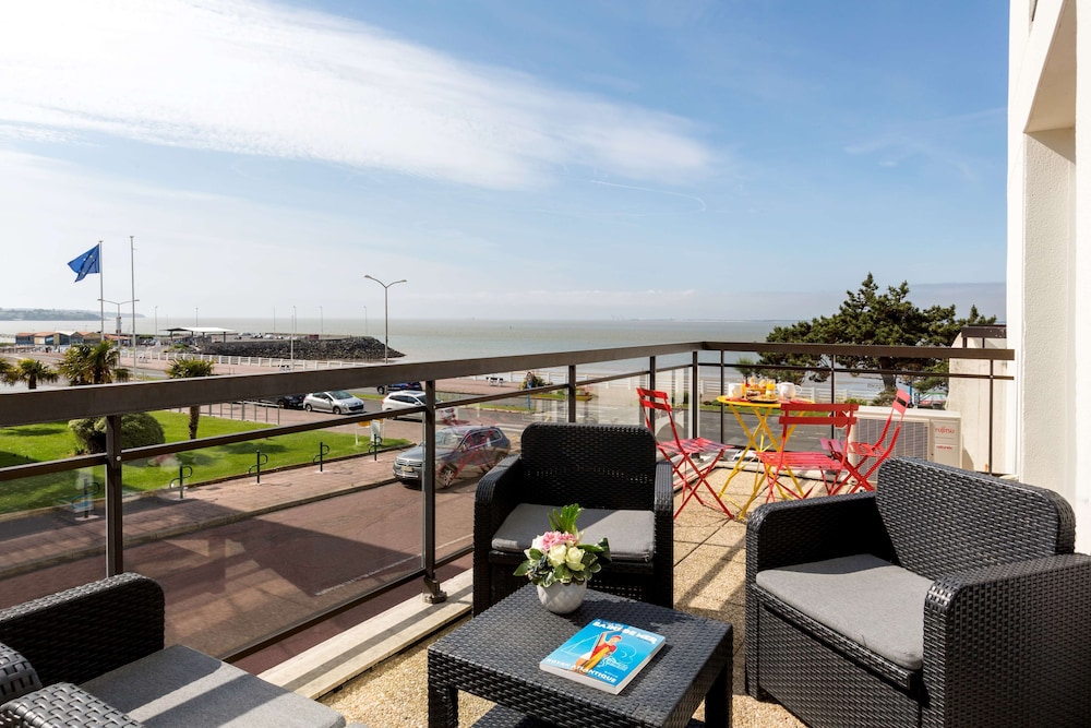 Junior Suite, 1 King Bed, Terrace, Sea View (with Sofabed) - Photo 5