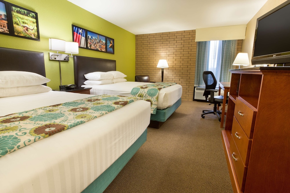 Deluxe Room, 2 Queen Beds, Accessible, Refrigerator & Microwave (Tub) - Photo 1