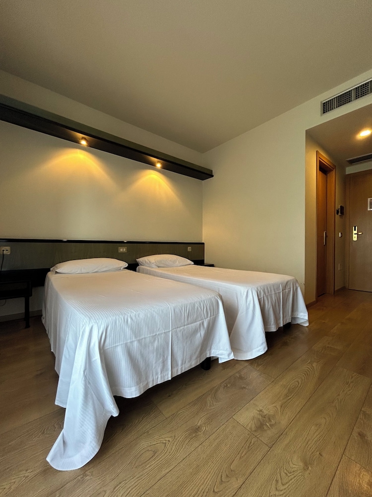 Standard Double or Twin Room - Photo 1