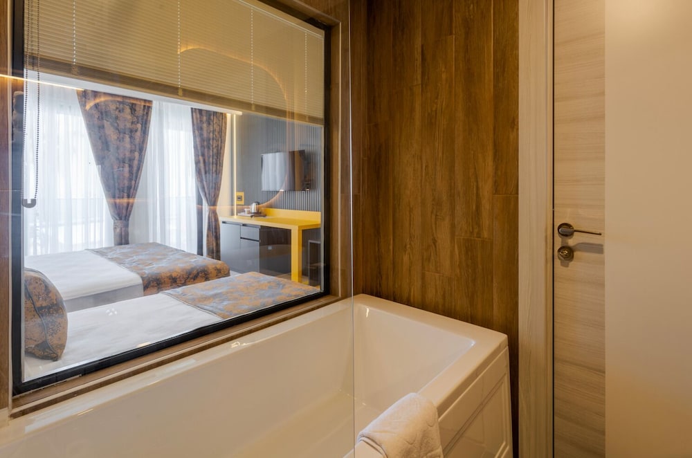 Deluxe Room, 2 Bedrooms, Pool View