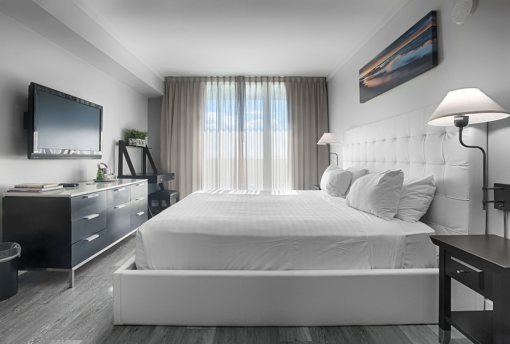 Deluxe Room, 1 King Bed, Balcony photo 1