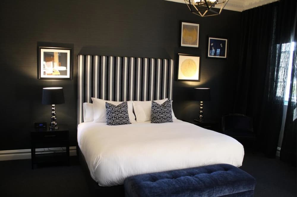 Junior Heritage King Suite