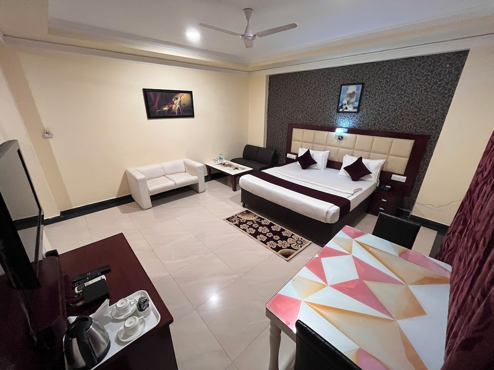 Premium Room, 1 King Bed photo 3