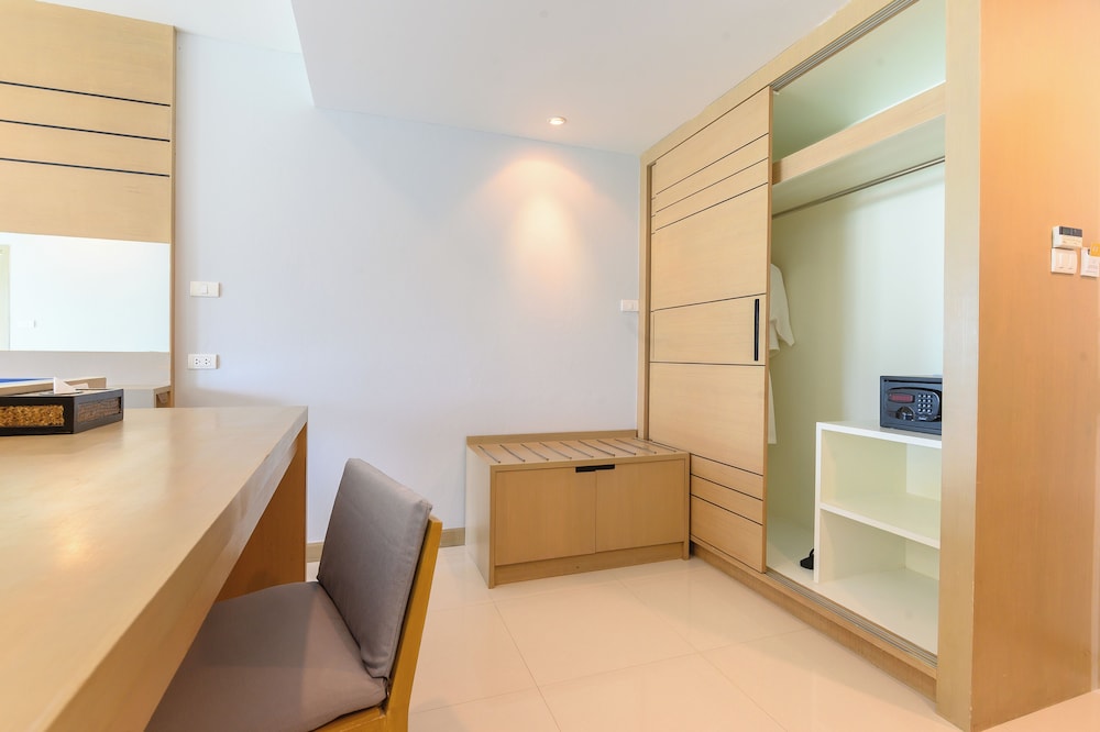 Grand Room (Deluxe) - Photo 13