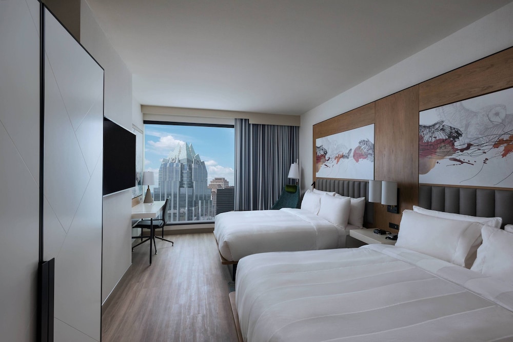 Queen Room with City View - Mobility Accessible with Tub