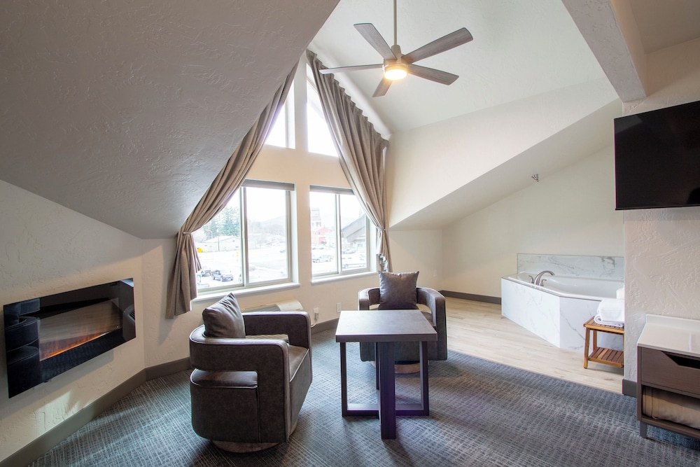 Lookout Suite