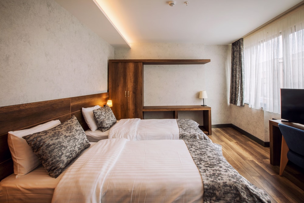 Family Suite, 1 Queen Bed with Sofa bed photo 3