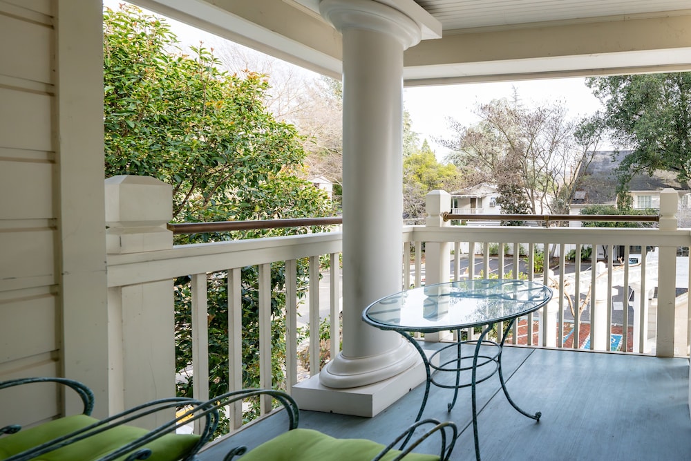 Signature Suite, 1 King Bed, Balcony - Photo 10