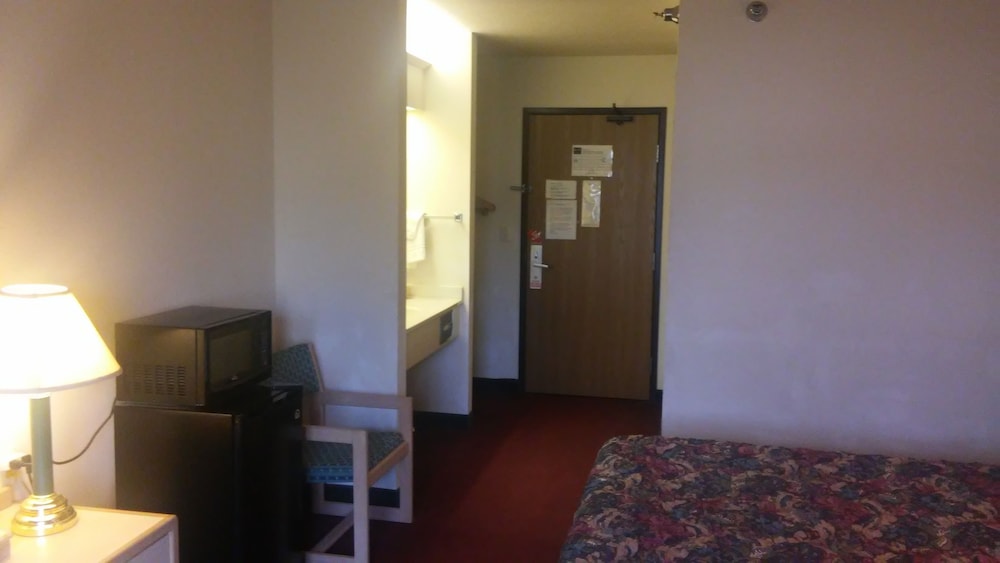 Standard Room, 2 Queen Beds, Non Smoking - Photo 6