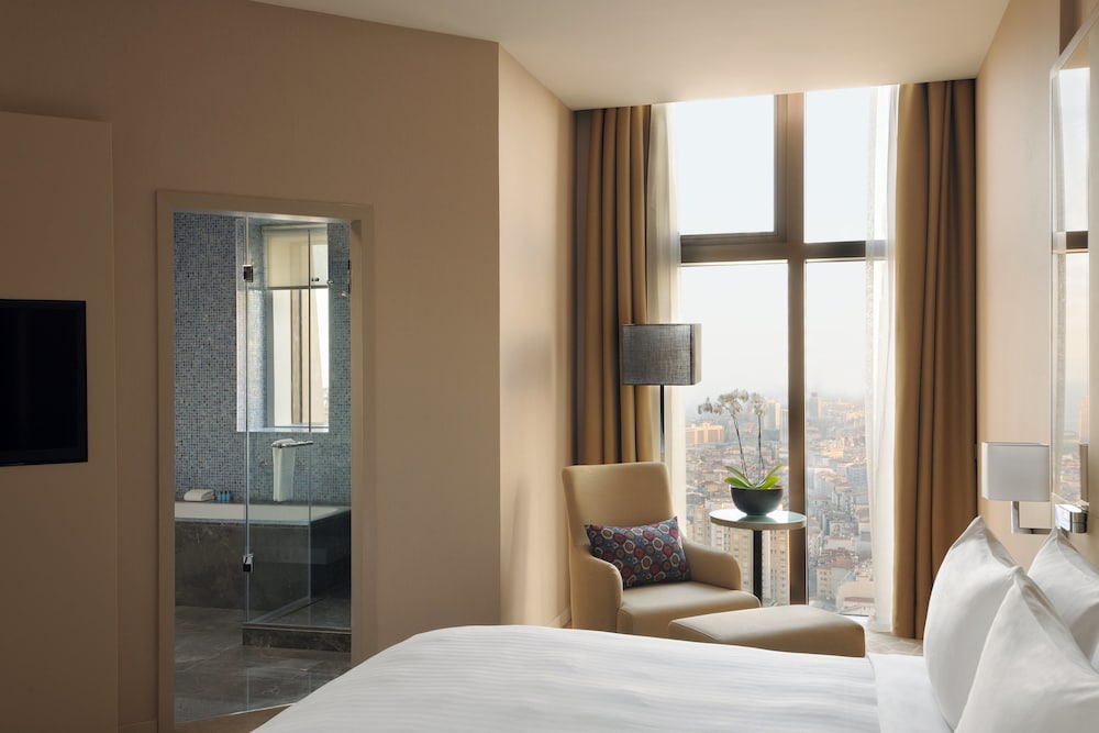 Executive Suite, 1 King Bed with Sofa bed, Corner (Lounge Access)