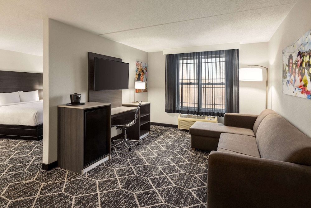 Studio Suite, 1 King Bed, Non Smoking - Photo 2