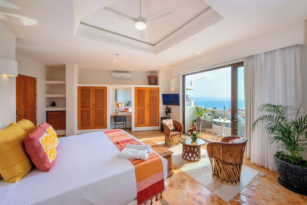 Suite, 1 King Bed, Ensuite, Ocean View photo 3