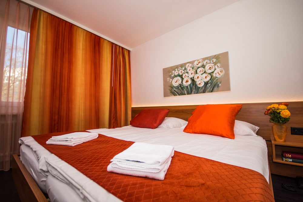 Double or Twin Room - Photo 4