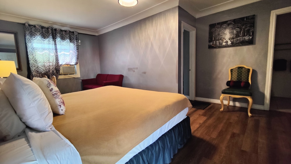 Family Room, 2 Double Beds, Non Smoking photo 3