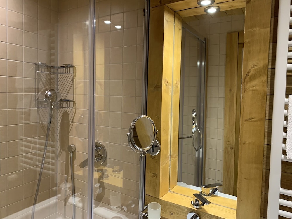 Deluxe Suite - Photo 16