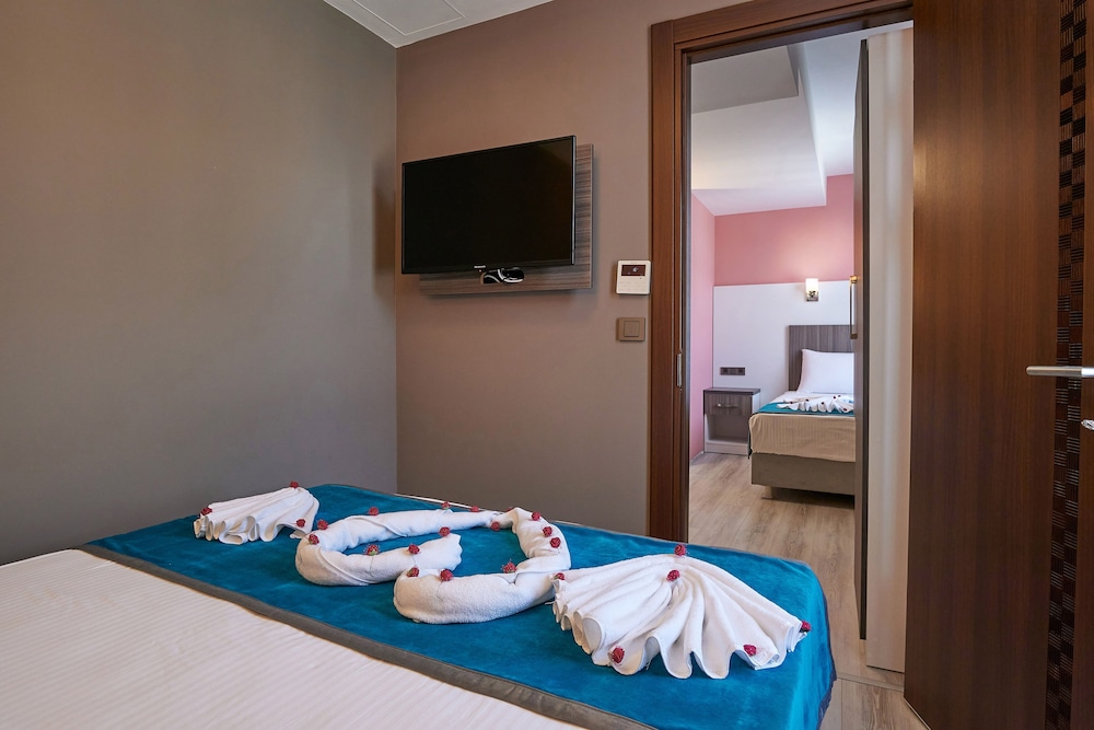 Superior Quadruple Room photo 2