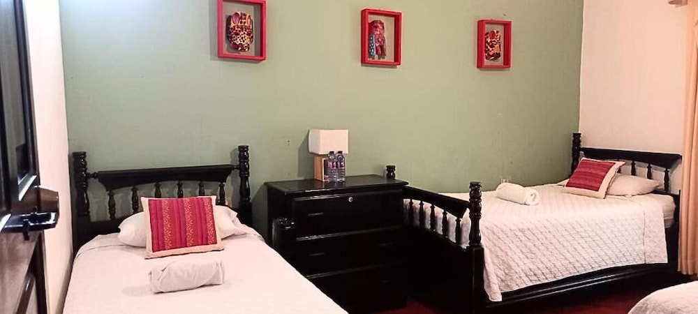Family Room (1 full bed + 2 single) photo 3