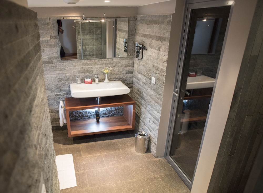 Suite - Photo 3